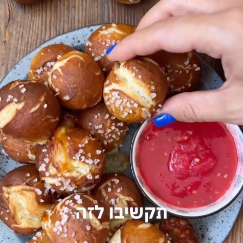 Pretzel Bites Filled With Stretchy Cheese