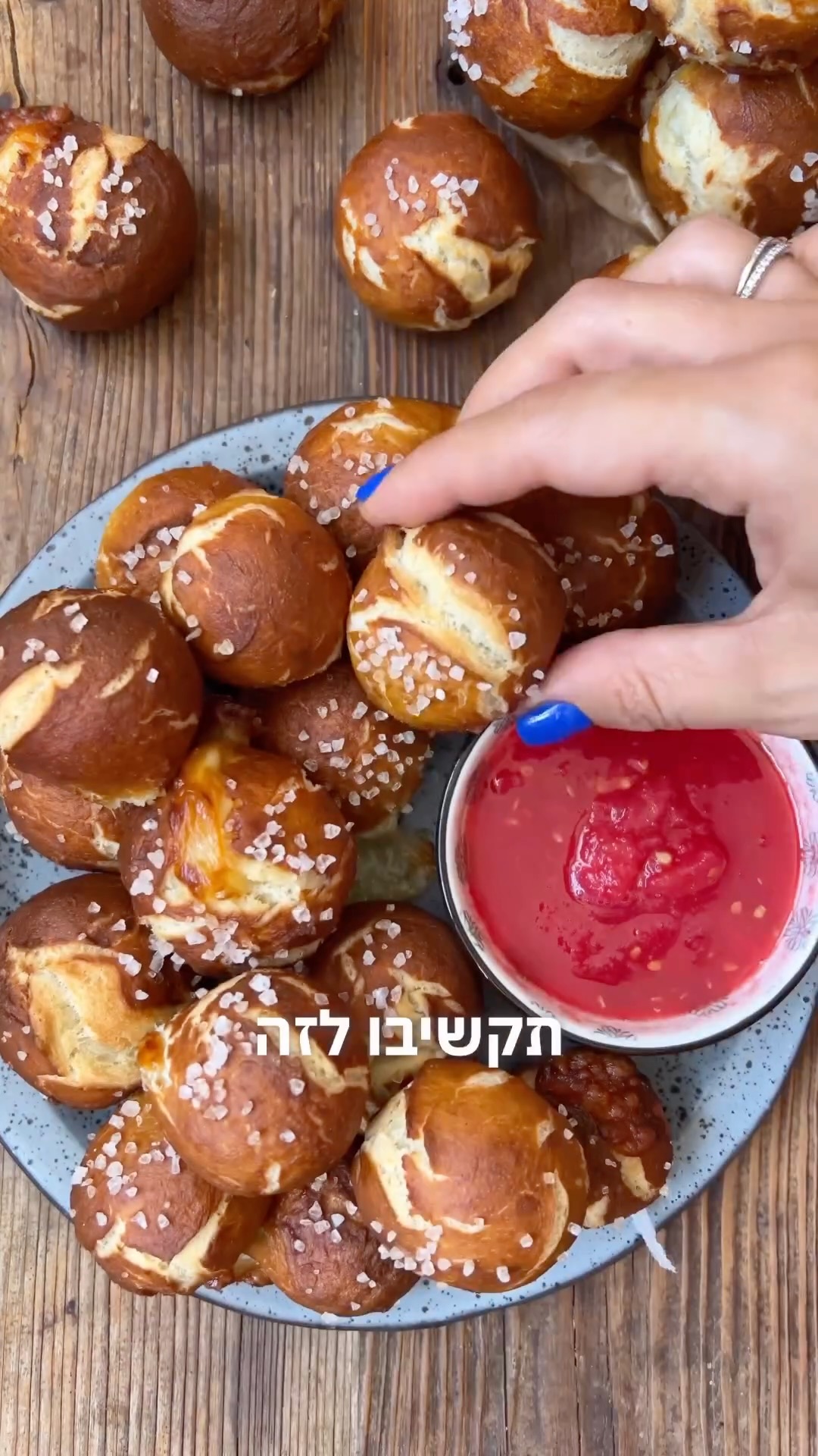 Pretzel Bites Filled With Stretchy Cheese