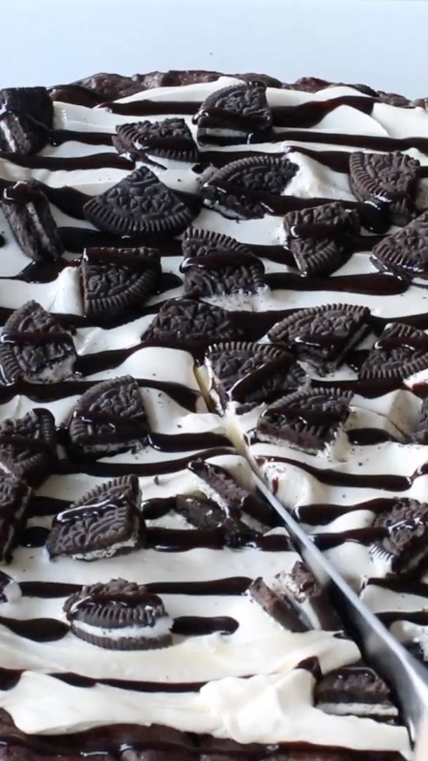 How to make Oreo Fudge Brownie Pizza