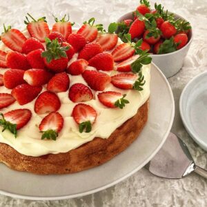 Swiss Roll Cake with Strawberries