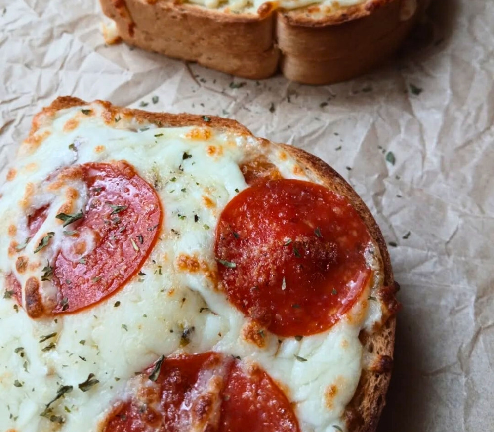 Easy Keto Garlic Bread with Pepperoni 🍕 | Low-Carb, Gluten-Free & Cheesy