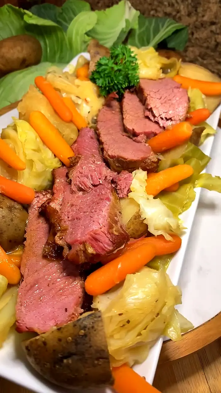 Tender Corned Beef and Cabbage with Potatoes and Carrots (Rich, Savory One-Pot Dinner)